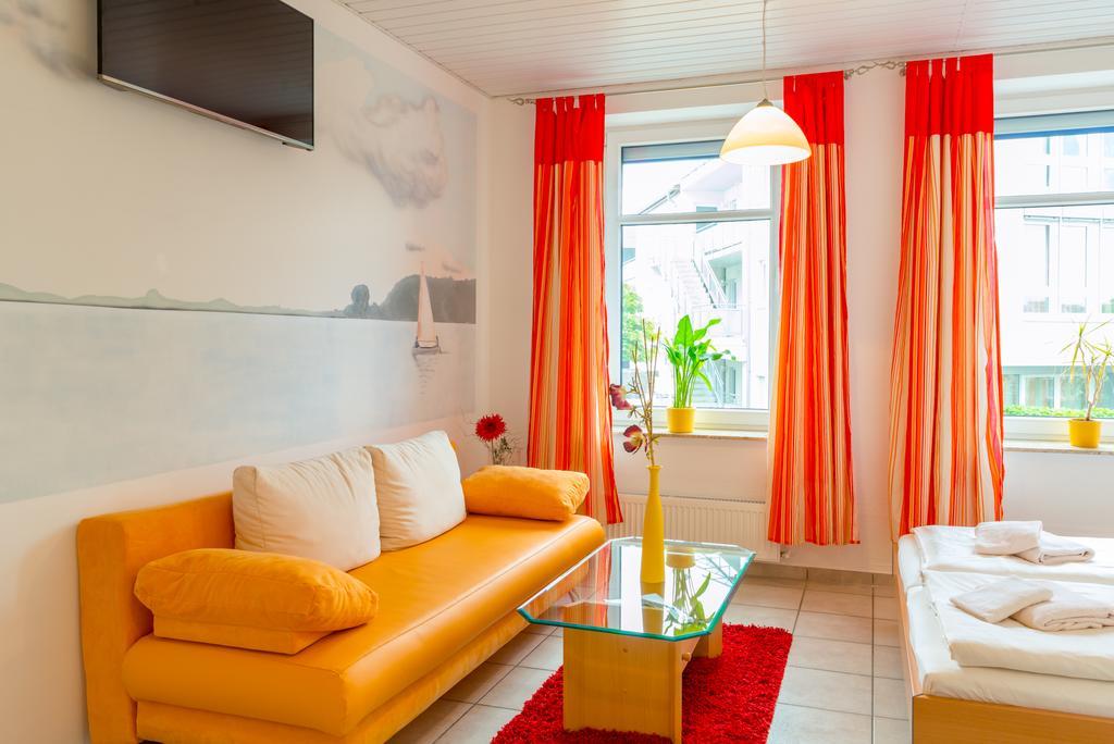 Hotel Am Mueritzhafen Garni Waren  Bagian luar foto