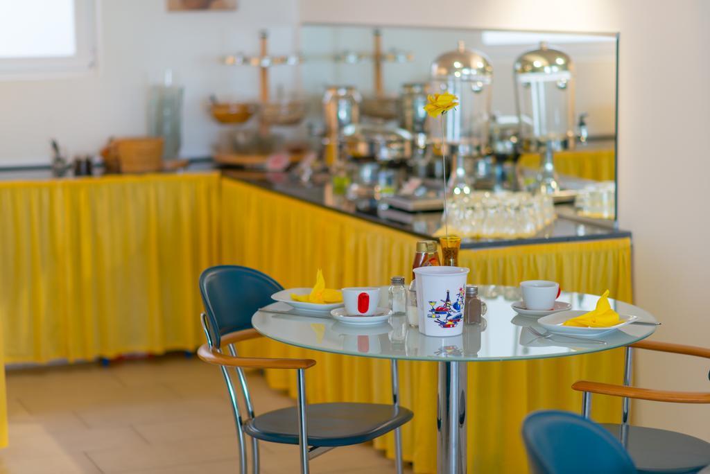Hotel Am Mueritzhafen Garni Waren  Bagian luar foto